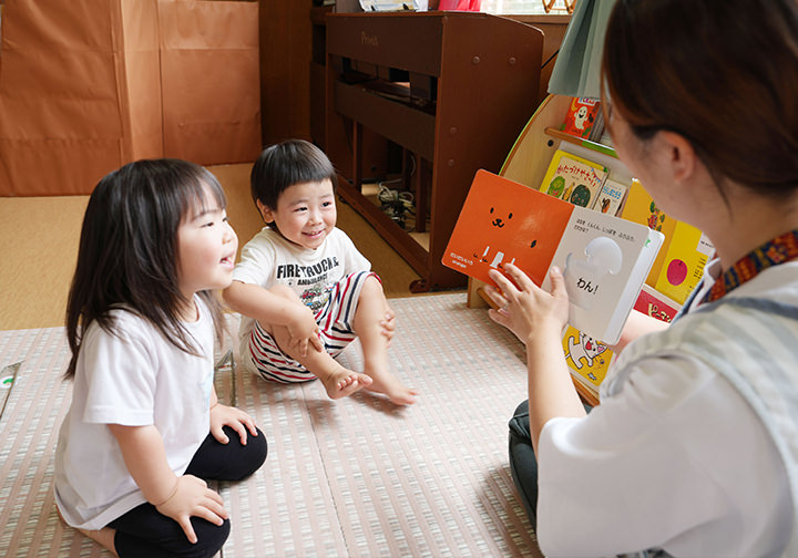 絵本読み聞かせ