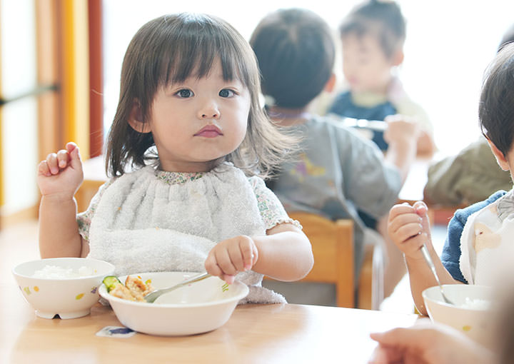 給食を食べる様子