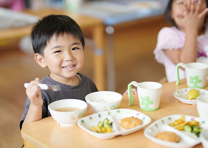 給食を食べる様子