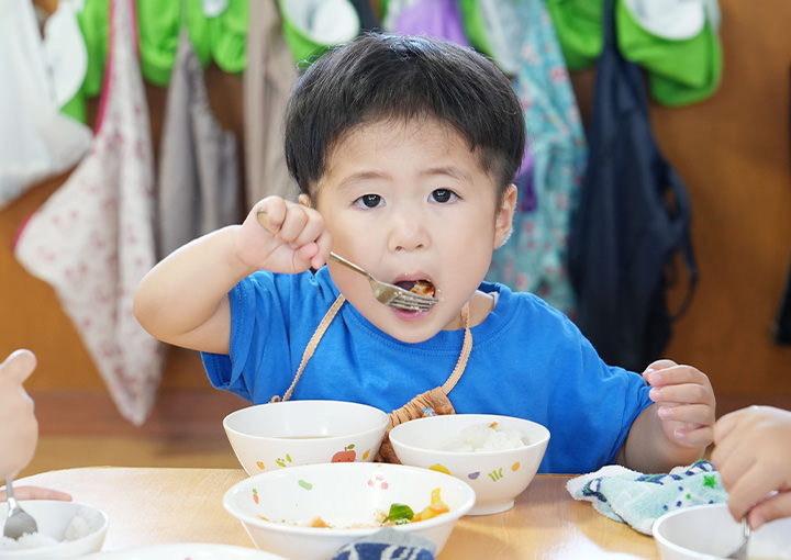 給食を食べる様子
