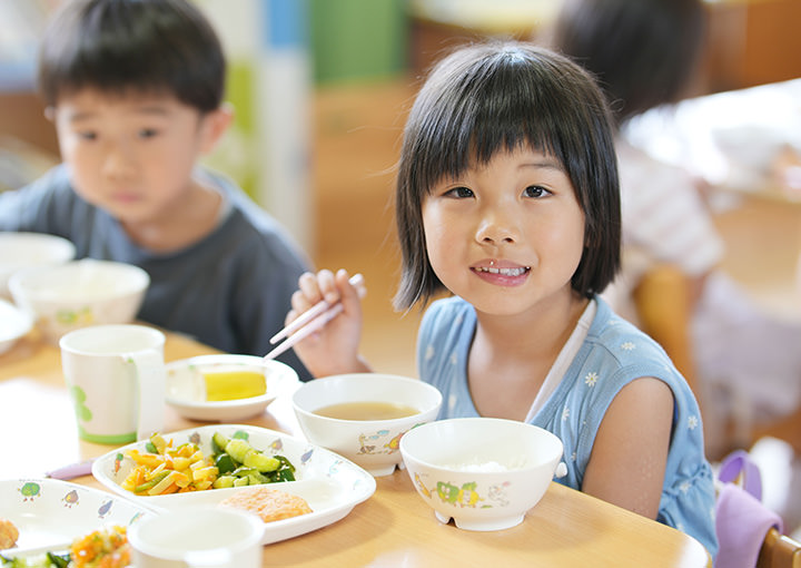 給食を食べる様子