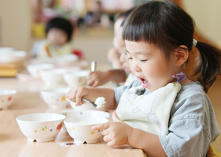 給食を食べる様子